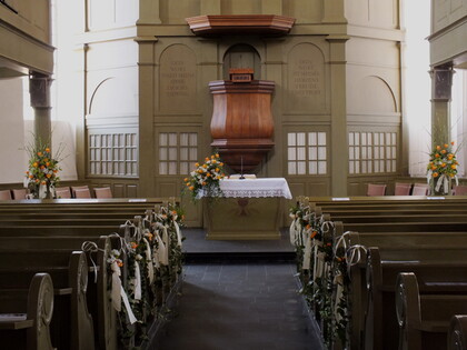 Johanneskirche mit Hochzeitsschmuck