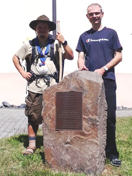 Pilger Michael mit Pfarrer Michael Junk am Gedenkstein vor unserer Johanneskirche